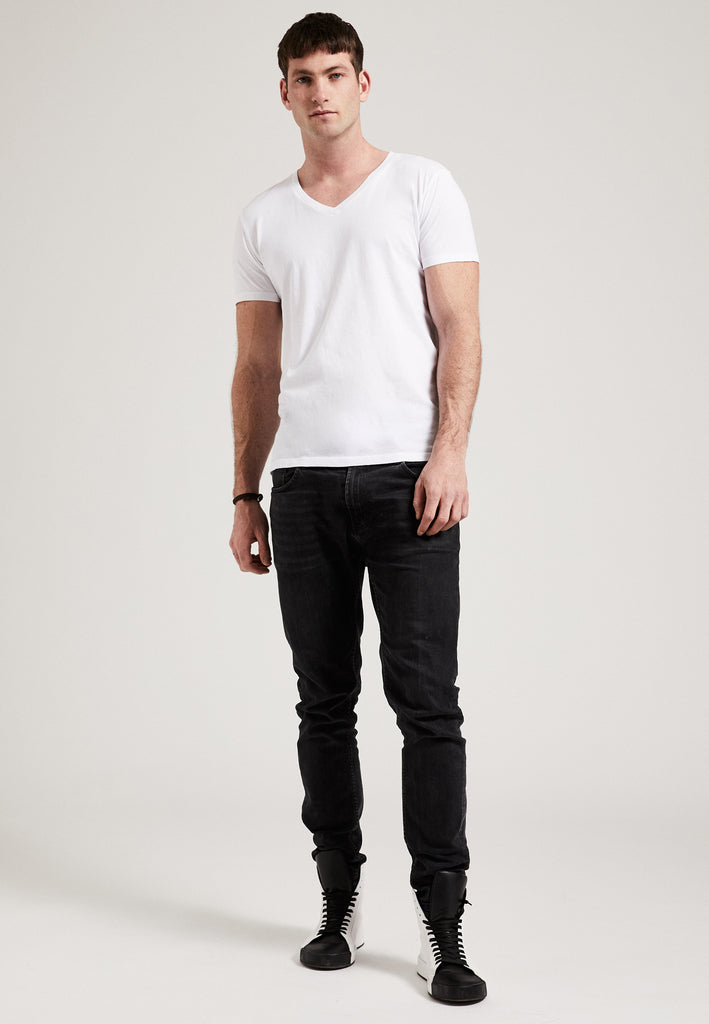 ["White", " Männliches Model trägt V-Neck T-Shirt von PHYNE in weiß Ganzkörperbild"]