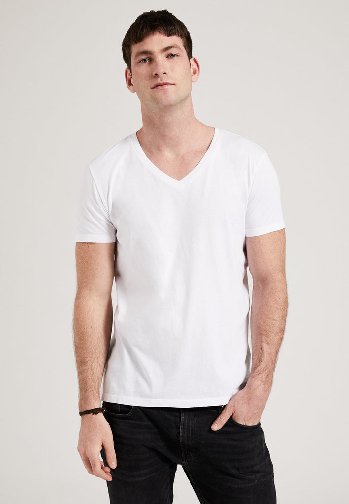 ["White", " Männliches Model trägt V-Neck T-Shirt von PHYNE in weiß"]
