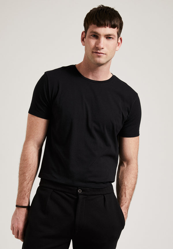 Black| Männliches Model trägt Round Neck T-Shirt in schwarz ced_men