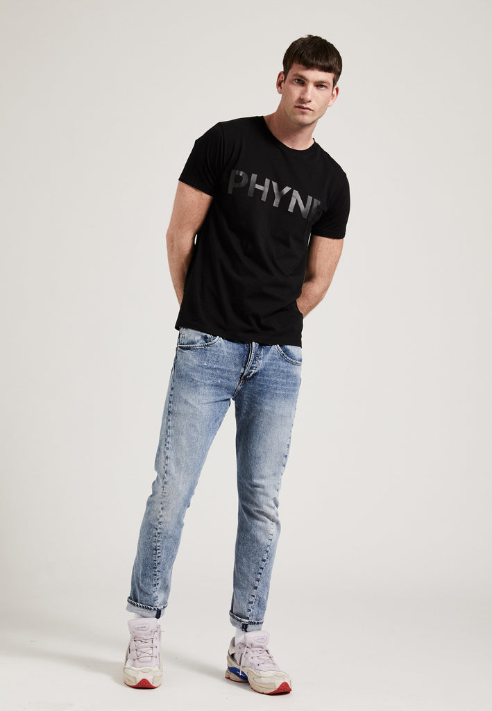 ["Black", " Männliches Model trägt PHYNE Statement T-Shirt in schwarz Ganzkörperbild"]