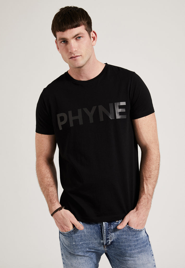 ["Black", " Männliches Model trägt PHYNE Statement T-Shirt in schwarz"]