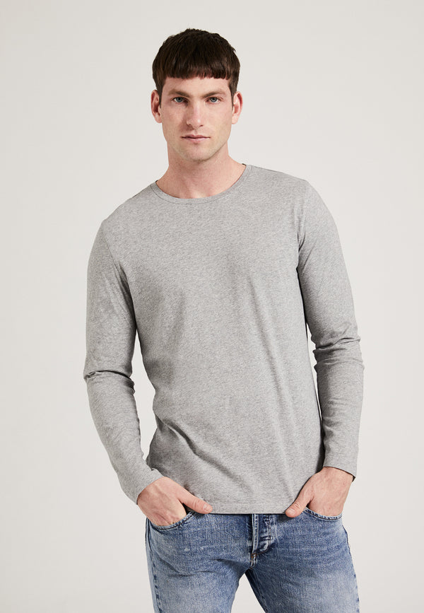Grey| Männliches Model trägt Longsleeve in grau