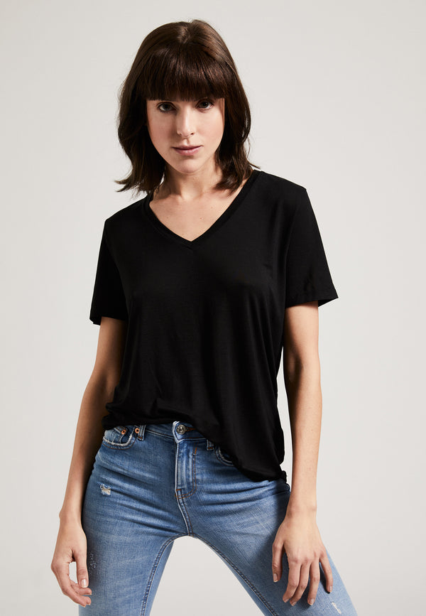 Black| Model trägt Tencel V-Neck T-Shirt schwarz