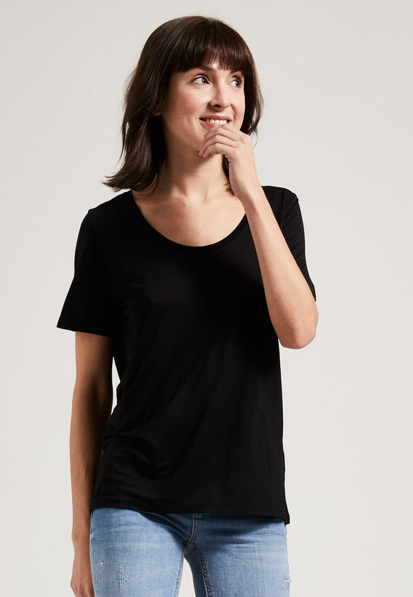 Black| Model trägt Tencel Round Neck T-Shirt schwarz