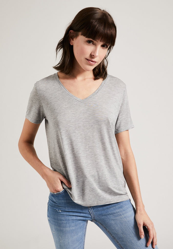 ["Grey", " Model trägt Tencel V-Neck T-Shirt grau"]