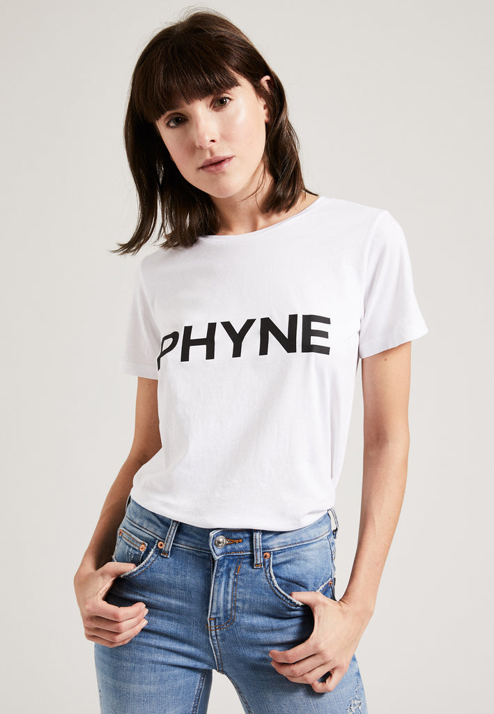 ["Model trägt PHYNE Statement T-Shirt weiß"]