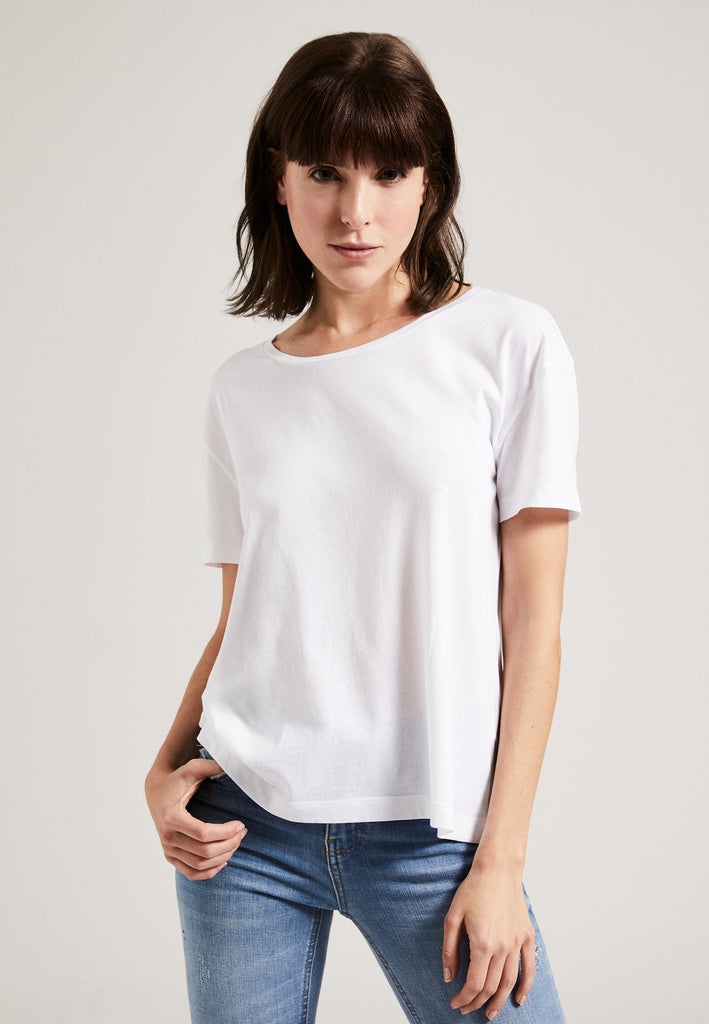 ["White", " Model trägt Boxy T-Shirt weiß"]